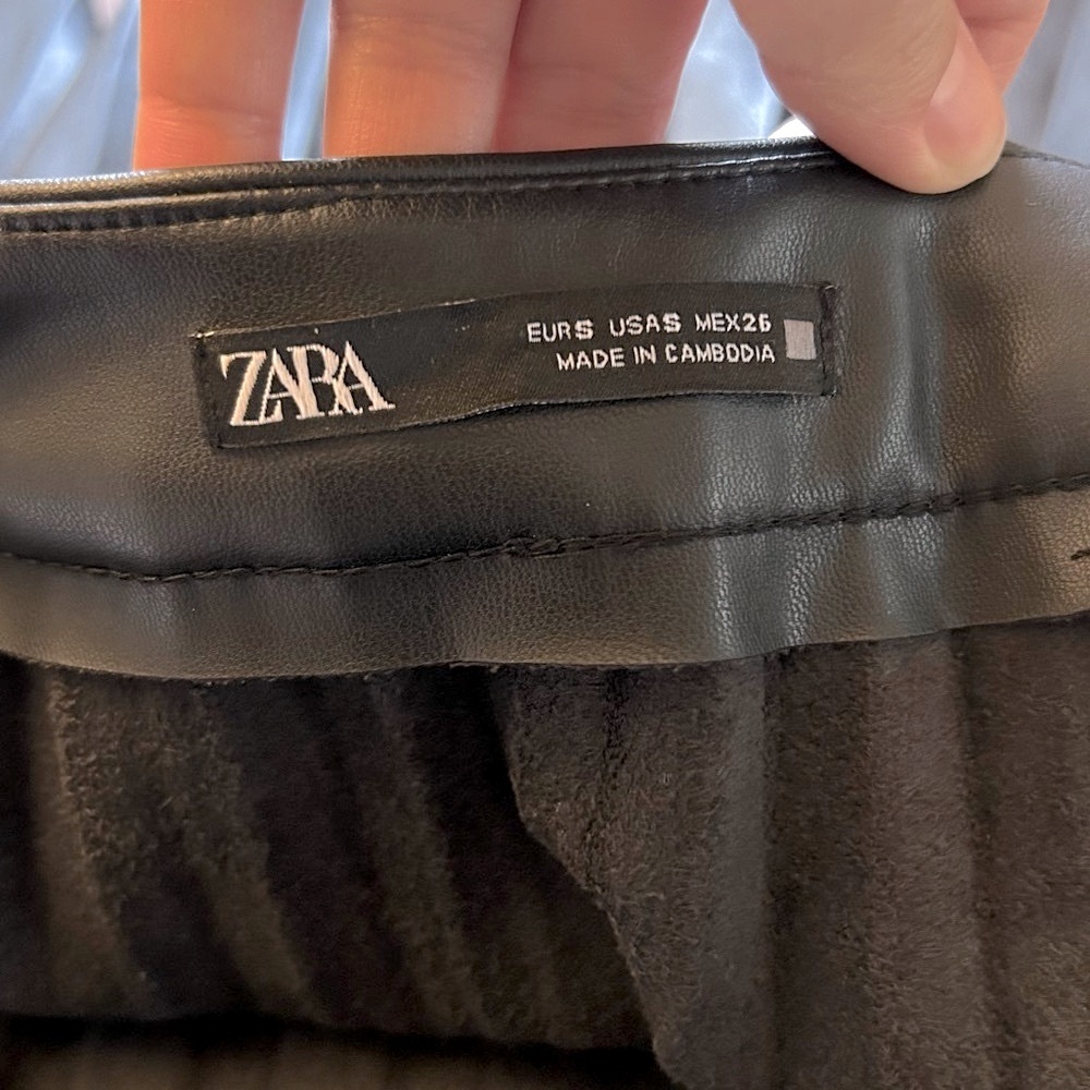 ZARA Pleated Leather Short Skirt Black - Picture 4 of 10